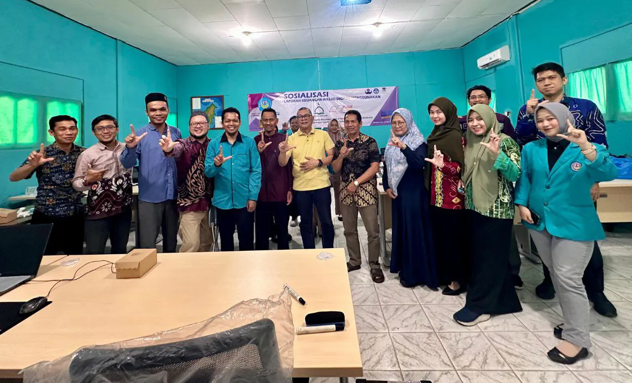 Foto tim Buku Masjid bersama Bendahara Masjid, Dosen, dan Mahasiswa